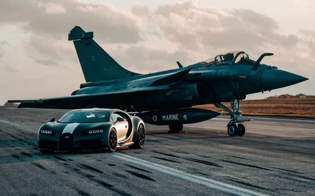 Bugatti гиперкари қирувчи самолёт билан тезликда баҳслашди (видео)