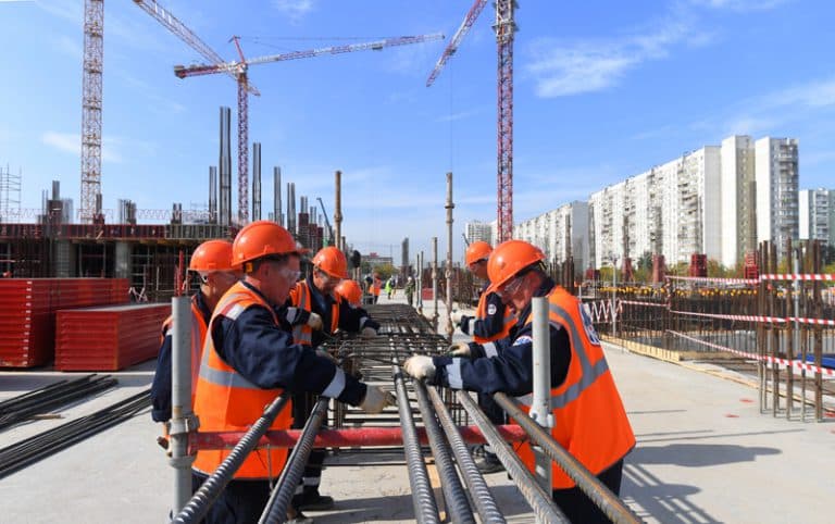 Собянин поручил сократить число мигрантов на стройках в Москве