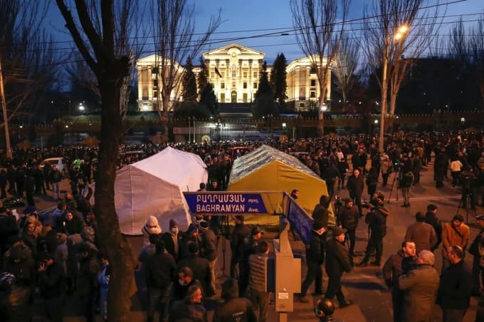 Armanistonda nimalar bo‘lmoqda: muxolifatchilar chodirlar o‘rnatishdi, Pashinyan muzokaraga chaqirdi