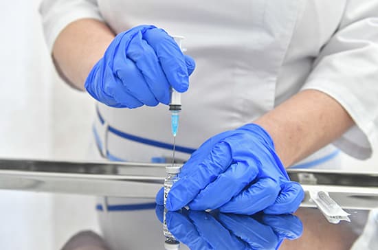 Названы продукты, которые нельзя употреблять перед вакцинацией от COVID-19