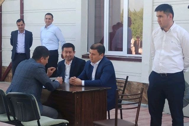 Навбаҳор туманида маҳаллалар ходимларига белгиланган устама пуллари тўлаб берилмаганлиги маълум бўлди