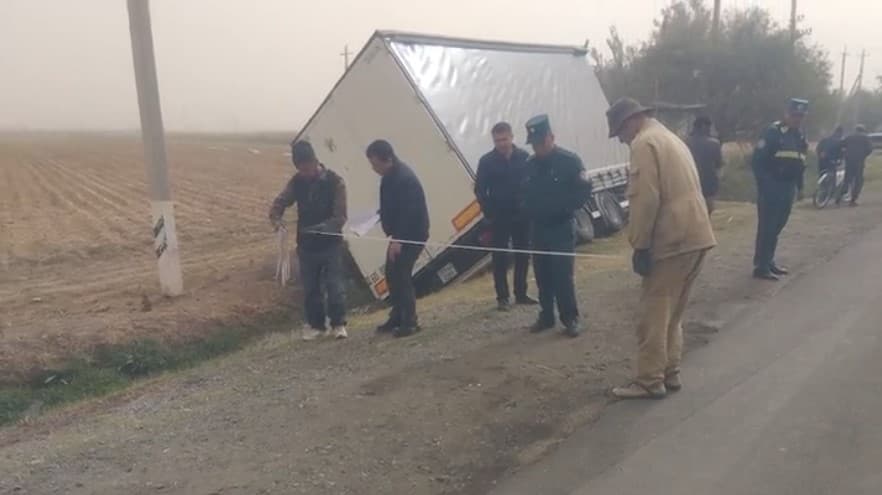 Surxondaryoda Tojikistonga tegishli yuk mashinasining tirkamasi chiqib ketib odam o‘limiga sabab bo‘ldi