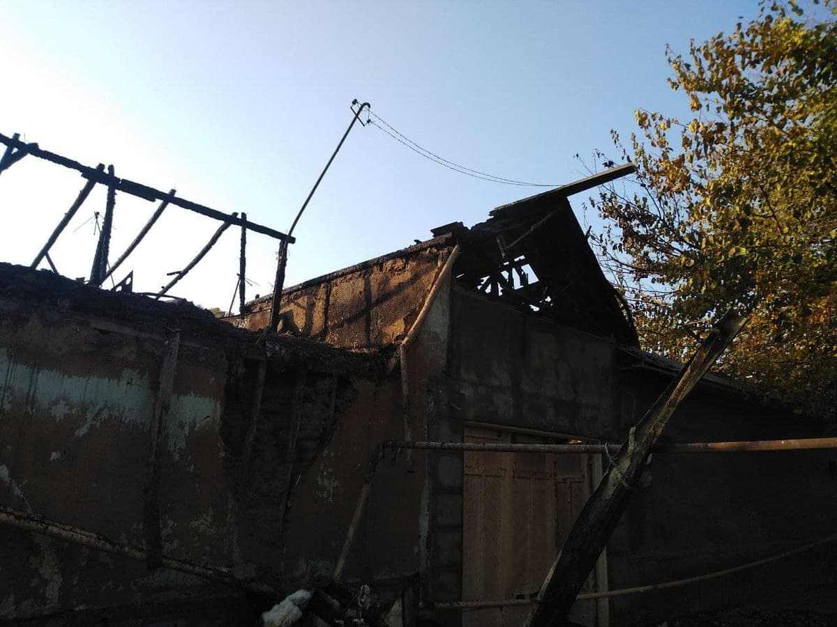 Намангандаги ҳовлида ёнғин чиқиб, қўшни уйга ҳам зарар етди