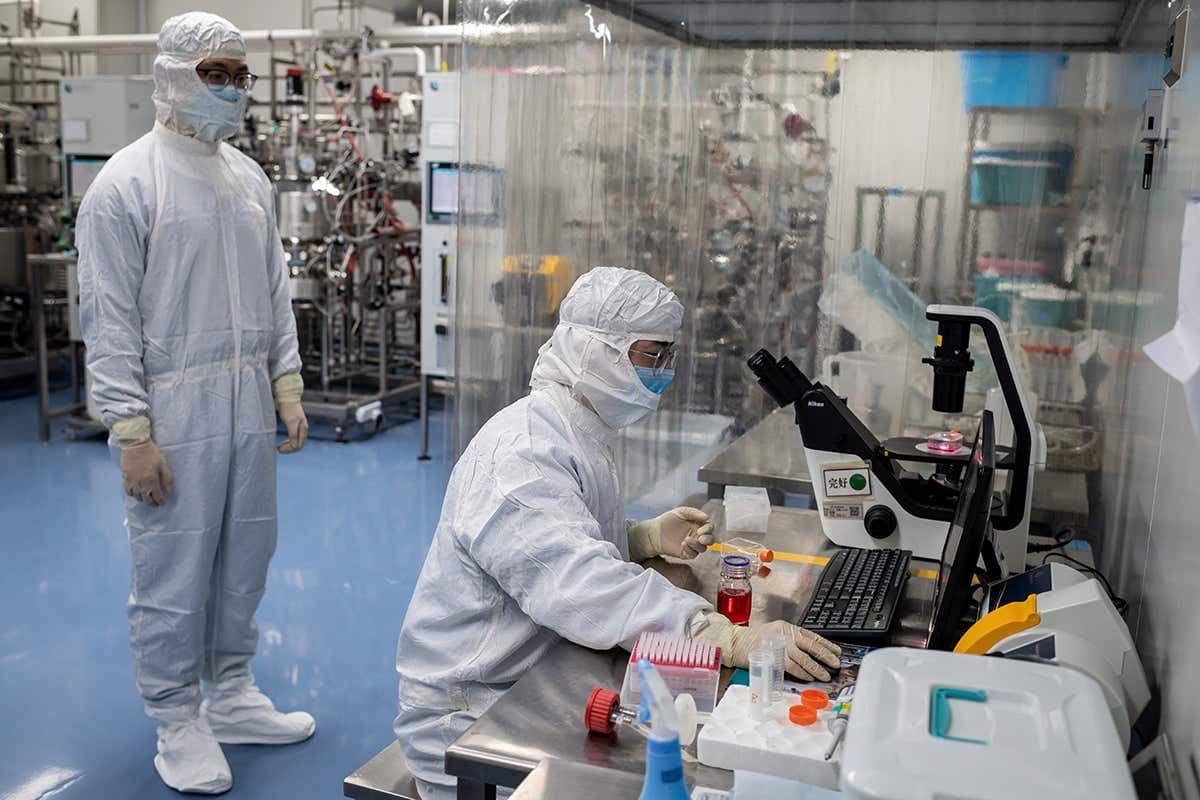 Олимлар AstraZeneca ва J&J вакциналари тромб ҳосил қилиши сабабини аниқлашди