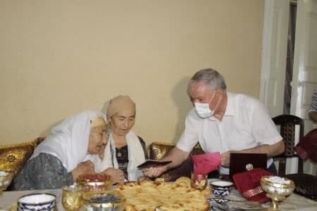 Xorazmda 101 yoshli momoga davlat mukofoti topshirildi