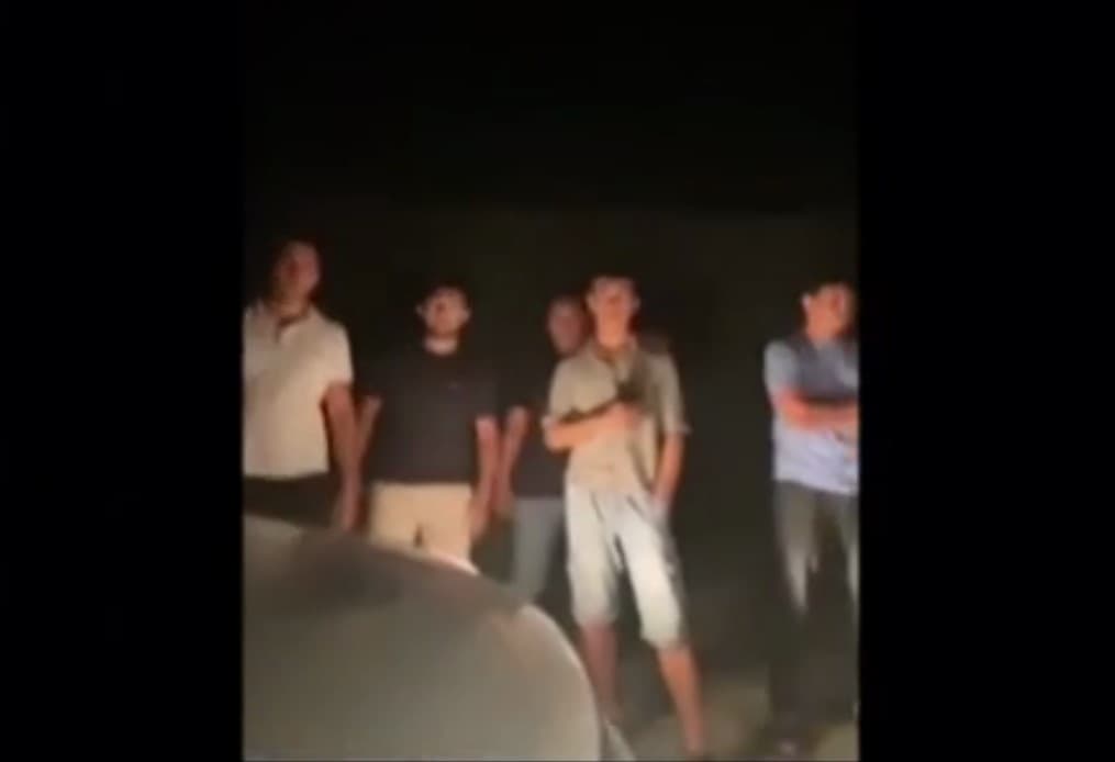 Sirdaryoda YPX xodimiga mast haydovchini to‘xtatishda yordam bergan haydovchiga zo‘ravonlik qilganlar 15 sutkaga qamaldi