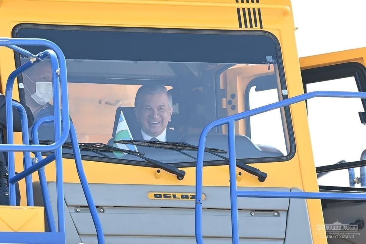 Foto: Shavkat Mirziyoyev samosval rulida