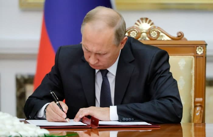 Putin Ukraina hududlari anneksiyasi haqidagi qonunlarni imzoladi