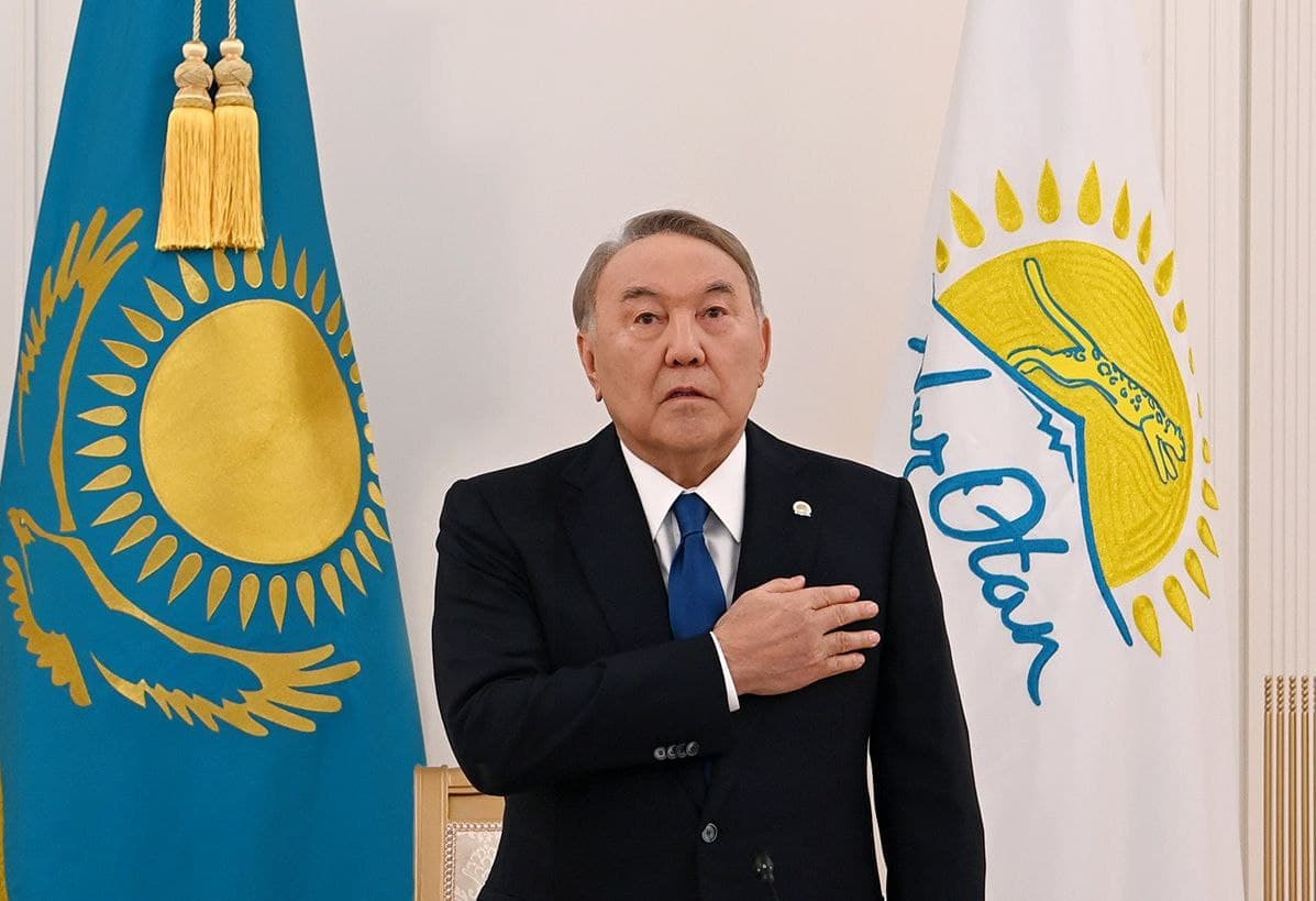 Назарбоев яна кўриниш берди. У партия раҳбарлигидан ҳам расман кетди