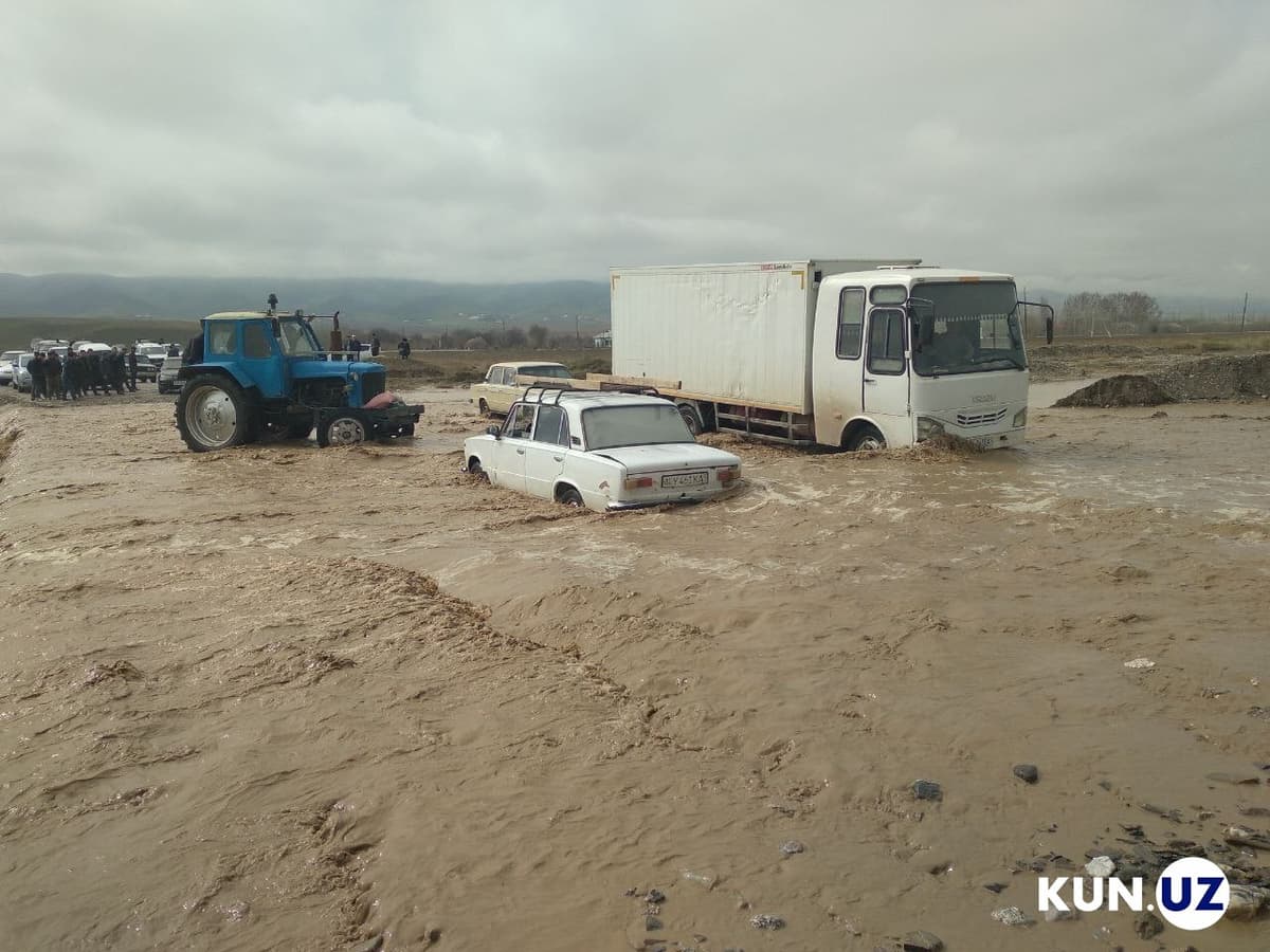 Foto: Kuchli yomg‘irlar tufayli bir nechta viloyatda sellar kuzatilmoqda