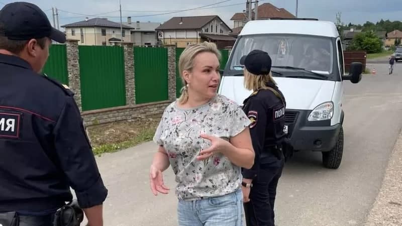 В Москве задержали экс-сотрудницу Первого канала Марину Овсянникову. Она протестовала против войны в Украине у Кремля
