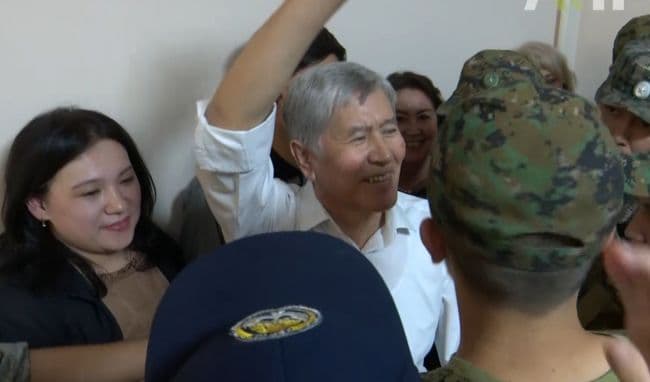 Алмазбека Атамбаева оправдали по двум уголовным делам