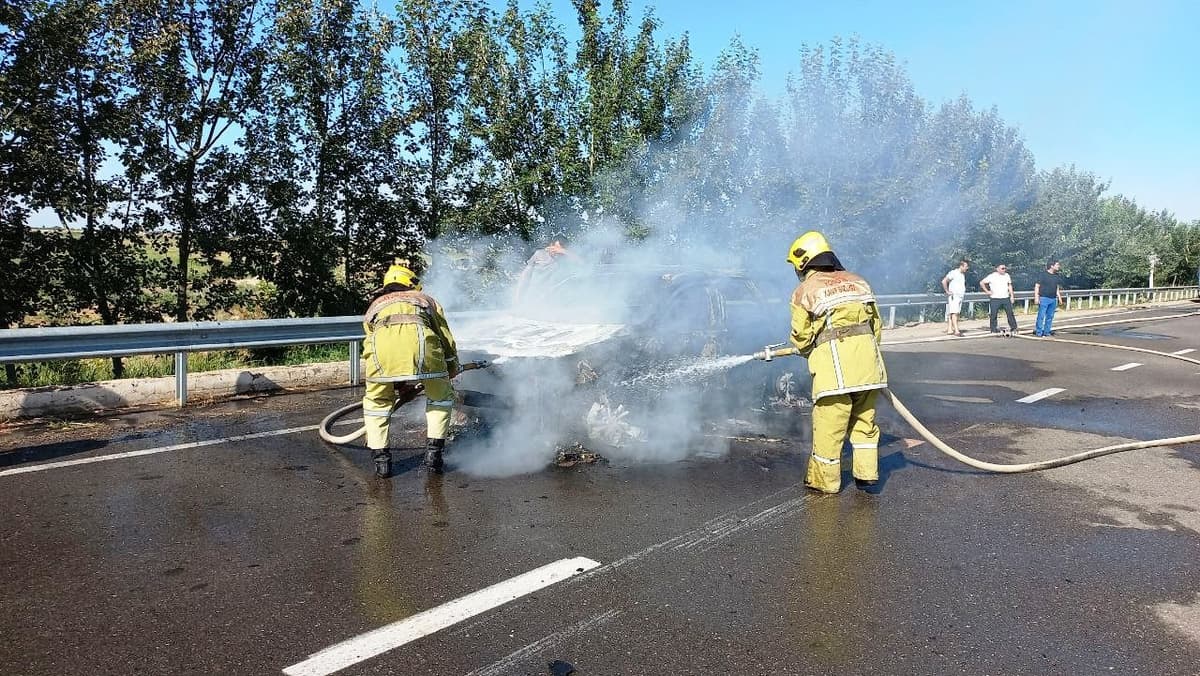 Jizzaxda 60 ming dollarlik Hyundai Santa FE mashinasi yonib ketdi