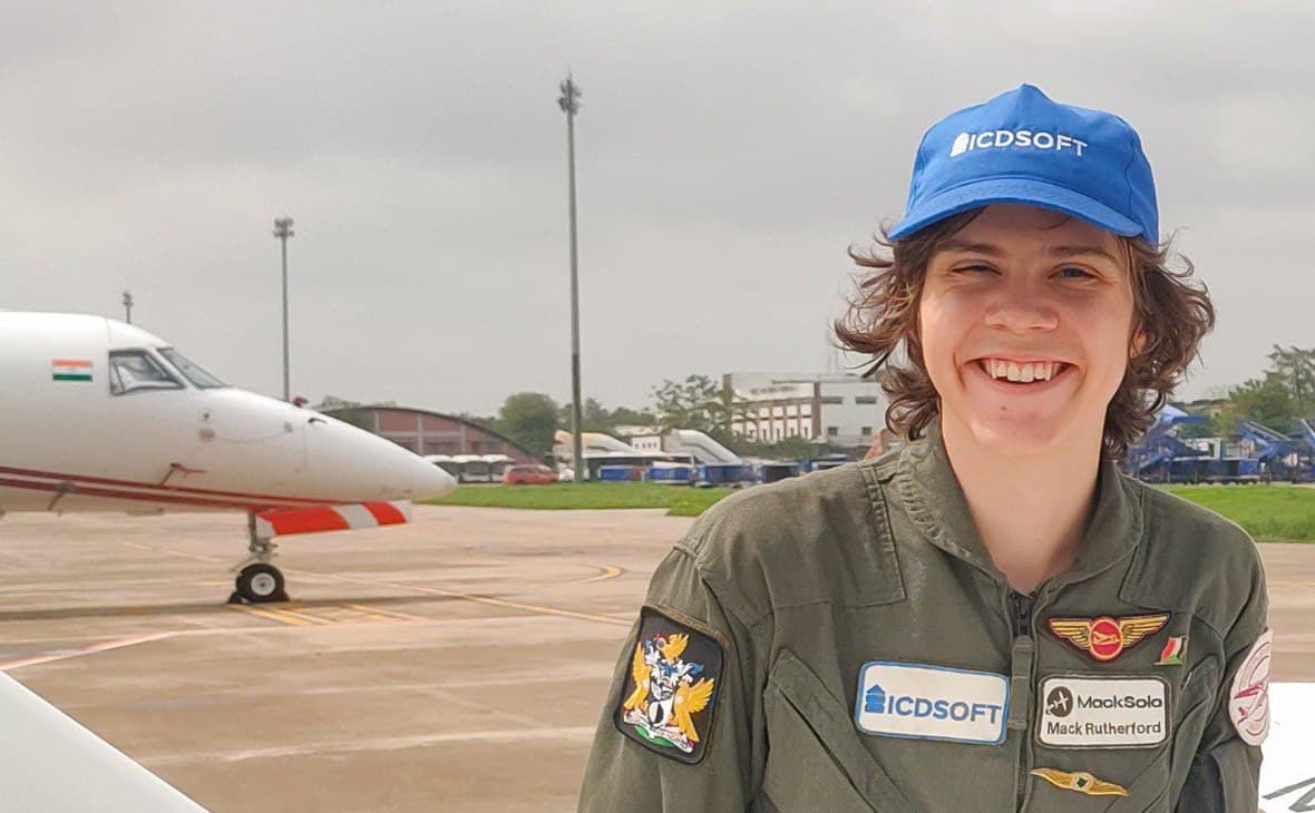 Энг ёш учувчи олти ойда дунёни айланиб чиқди
