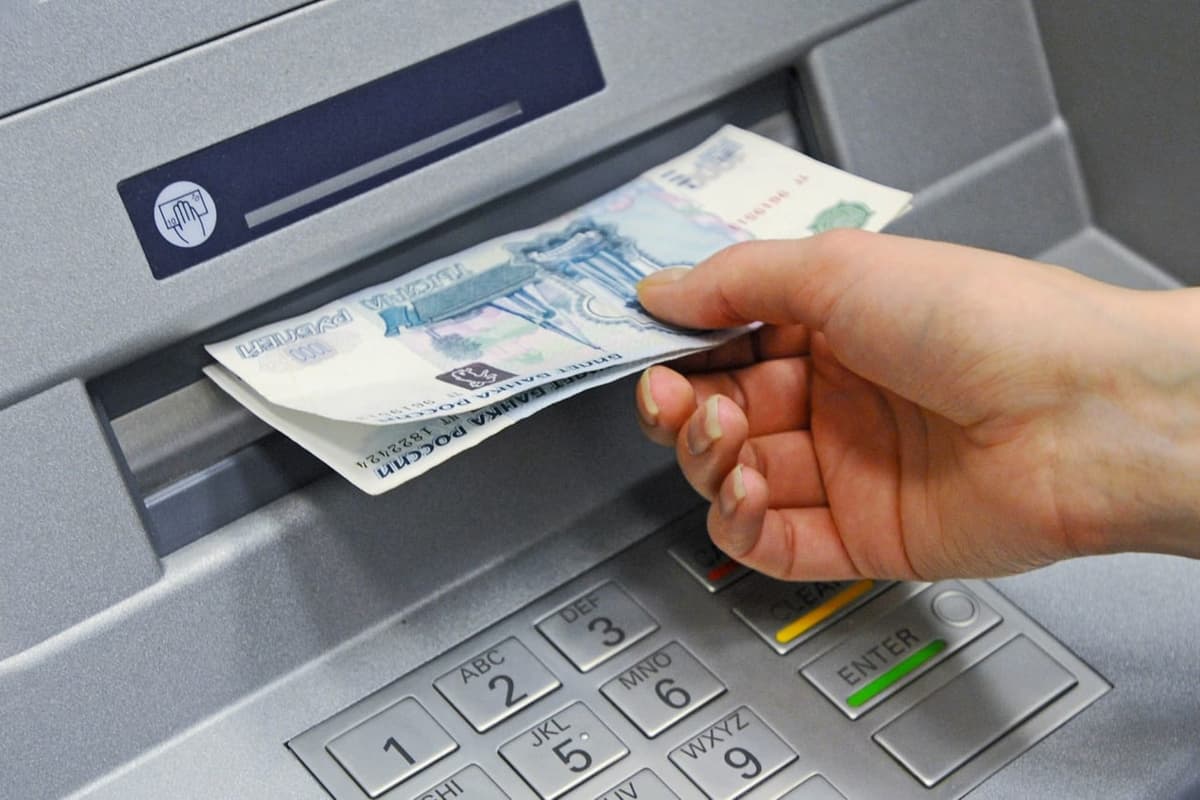 Rossiyaliklar fevralda 1,2 trillion rubl omonatlarini banklardan qaytib olgan