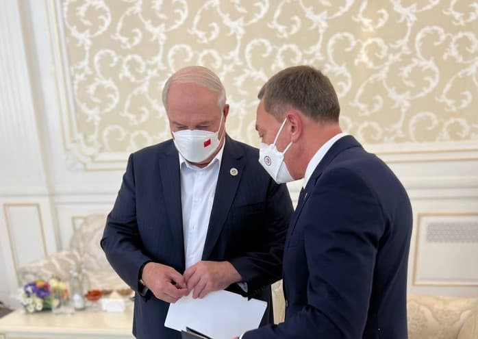 Лукашенко на встречу с Си Цзиньпином пришлось надеть маску 