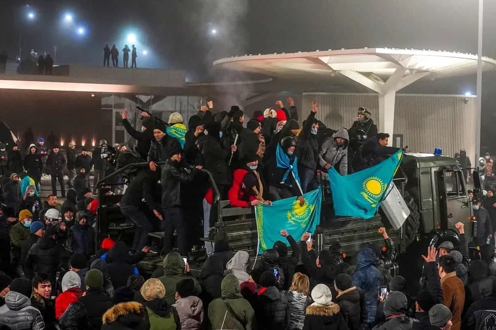 «Kimdir mashinada qurol olib keldi, tashladi va ketdi» – Olmaotadagi namoyish guvohlari