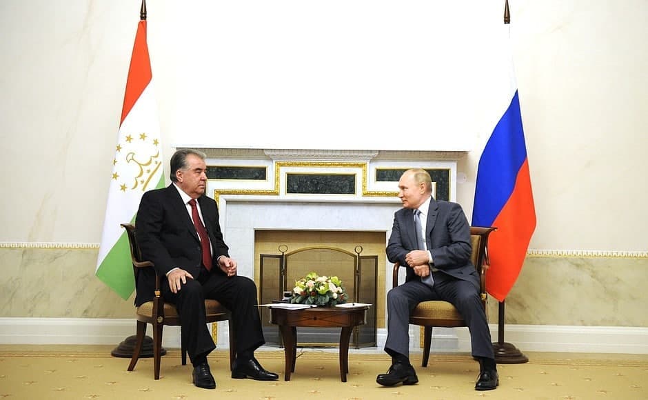 Putin Rahmon bilan uchrashuvda tojikistonlik migrantlarning Rossiyada yashashga moslashuvini muhokama qildi