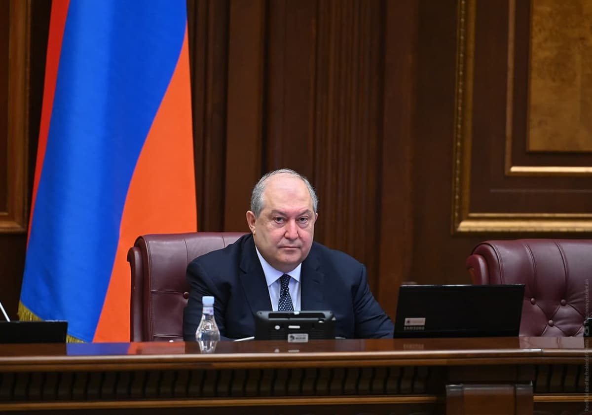 Armaniston prezidenti kutilmaganda iste’foga chiqdi. U Pashinyan bilan ziddiyatda edi