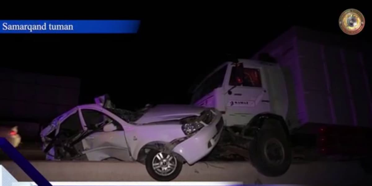 Samarqandda Lacetti’ni ikkita yuk mashinasi pachoqlab tashladi. Uning haydovchisi halok bo‘ldi