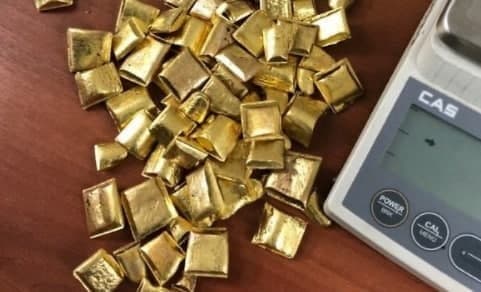Olmaliqda “perchatka”da yashirilgan 117,5 mln so‘mlik qimmatbaho metallar fosh etildi