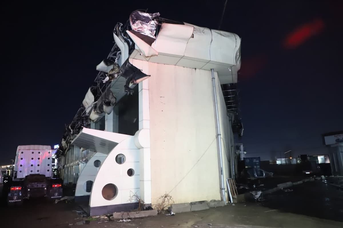 В одном из автосалонов Ташкента вспыхнул крупный пожар