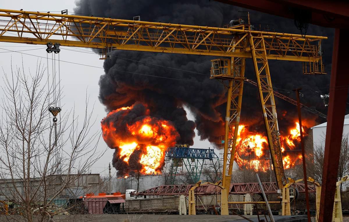 Пожар на нефтебазе в Белгороде произошел вследствие удара с вертолетов ВС Украины (видео)