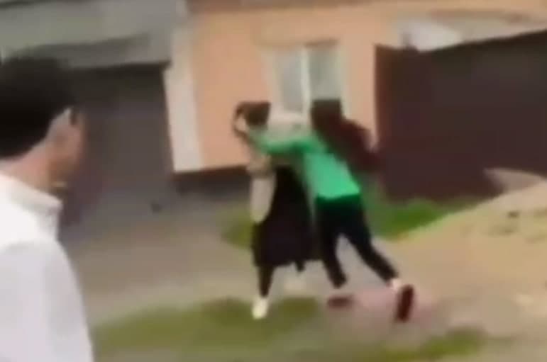 В Сырдарьинской области две девушки избили ученицу школы