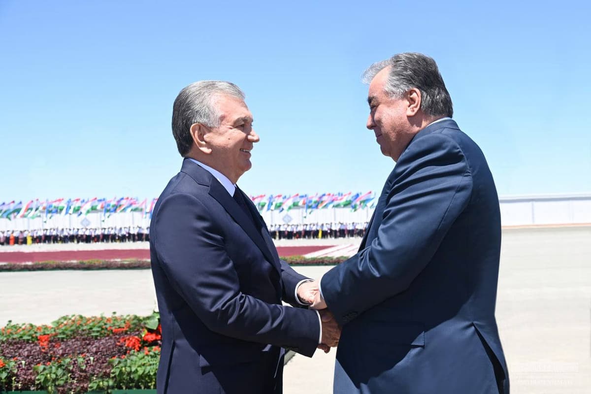 Shavkat Mirziyoyev Imomali Rahmon bilan telefonda muloqot qildi