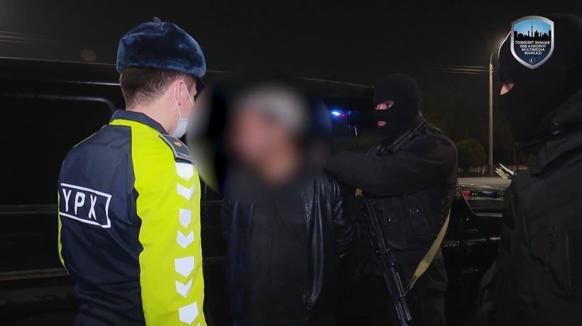 Toshkentda Mercedes mashinasi haydovchilari inspektorning to‘xtash ishorasiga bo‘ysunmay qochib ketishga urindi
