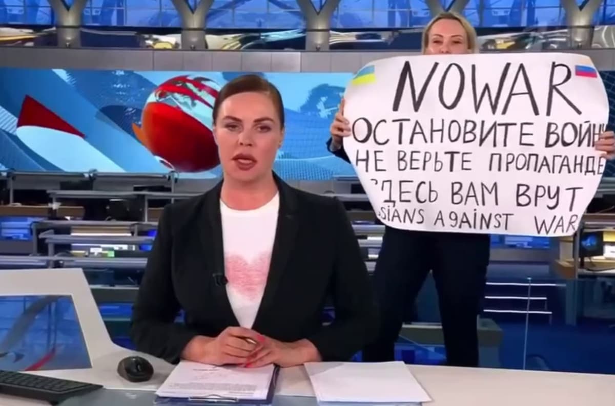 На Первом канале впервые прокомментировали инцидент с ворвавшейся в эфир женщиной