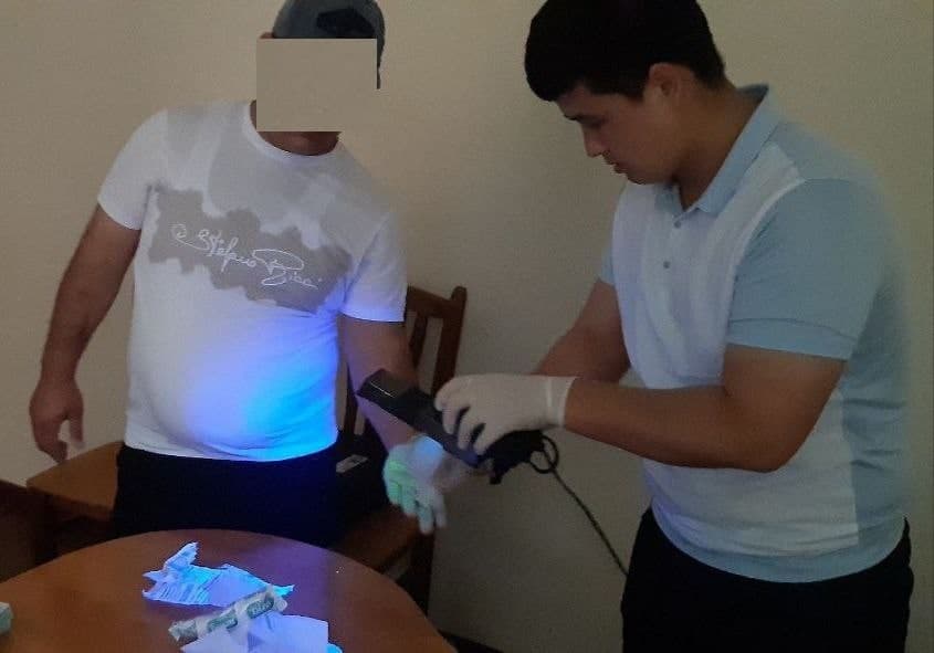 Surxondaryoda pul evaziga fuqaroga haydovchilik guvohnomasi olib bermoqchi bo‘lgan shaxs ushlandi