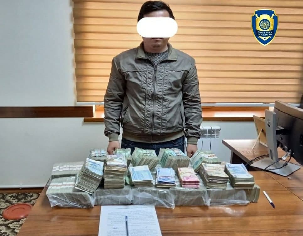 Сурхондарёда банк ходими одамларнинг нафақа пулларини онлайн қиморга тикиб юборди