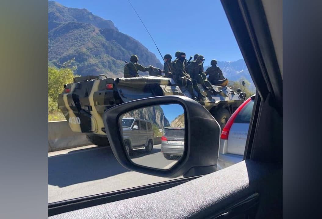 FXX Gruziya bilan chegara punktiga bronetransportyor yubordi