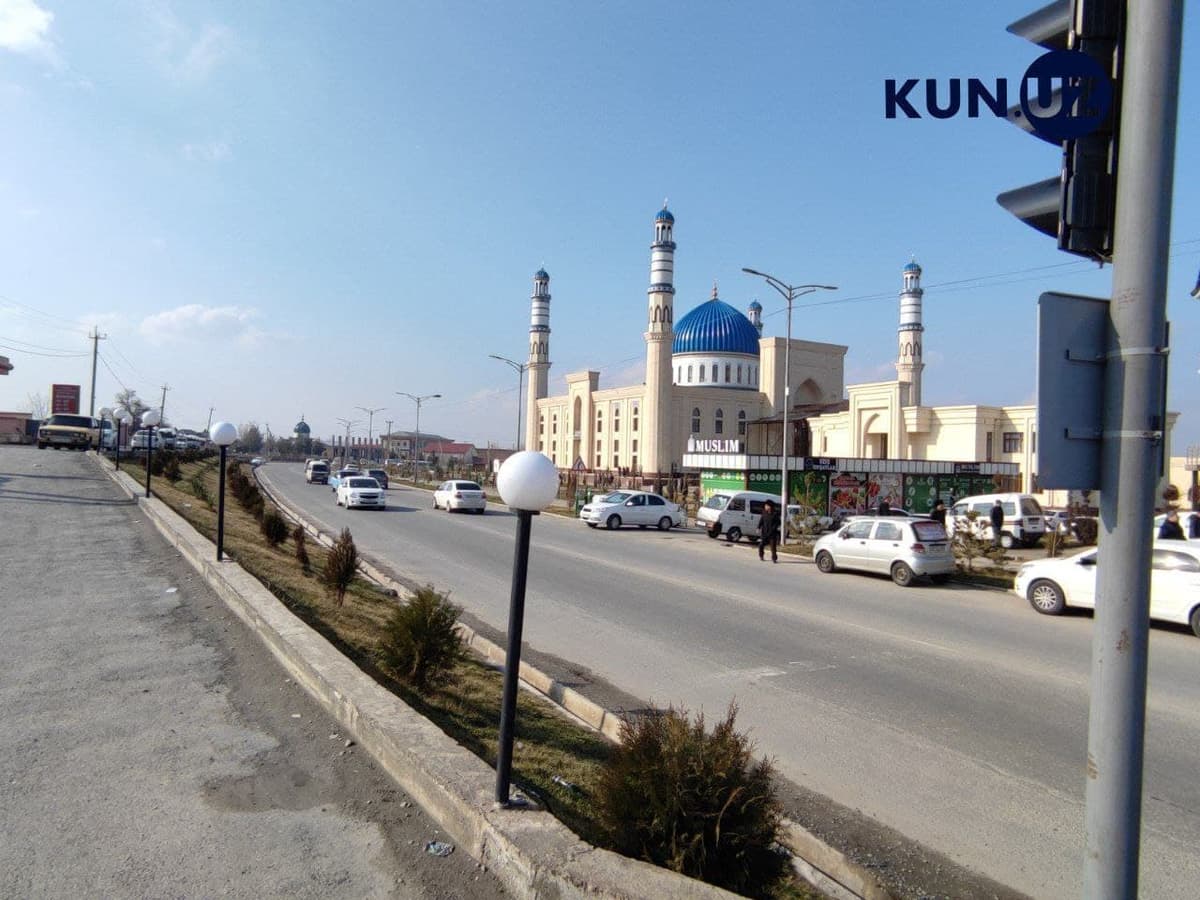 Urgutdagi yangi masjid oldida o‘rnatilgan svetofor haydovchilarga noqulaylik tug‘dirib, YTH xavfini yuzaga keltirmoqda.