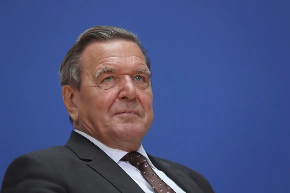 Germaniya sobiq kansleri Gerhard Shryoder Moskvada dam olayotgani ma’lum bo‘ldi
