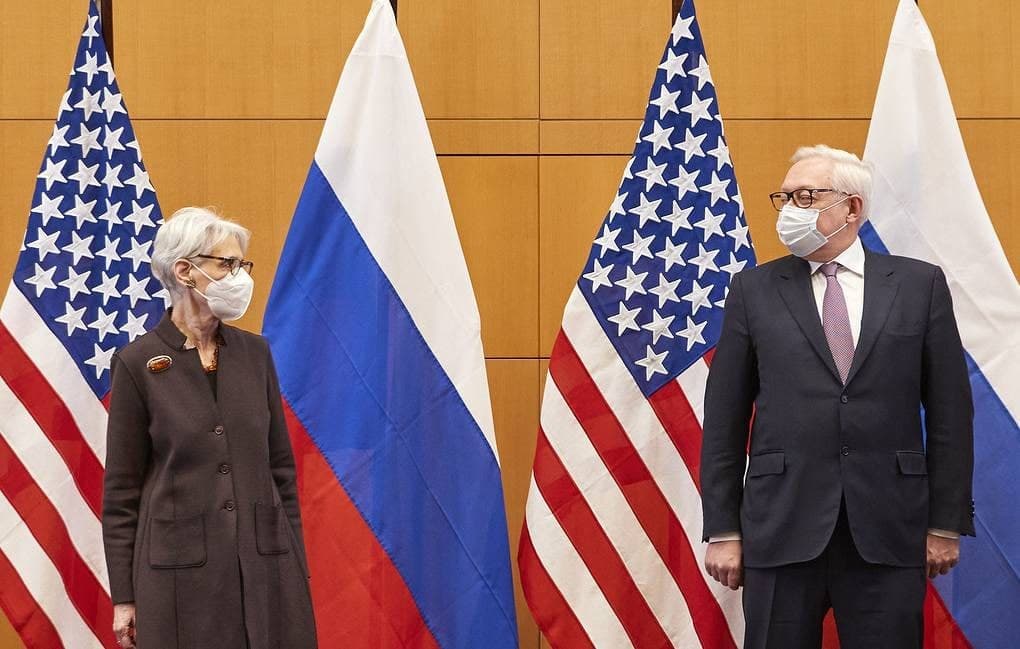 «Ukrainaning «boshiga to‘pponcha tirab» kelishib bo‘lmaydi» – Rossiya va AQSh NATO bo‘yicha yana kelisholmadi