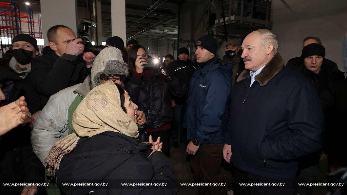 Президент Беларуси прибыл в лагерь беженцев на границе с Польшей
