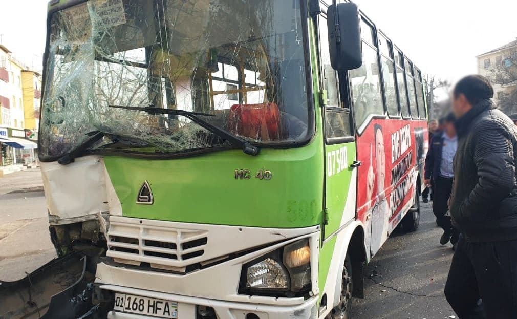 В Ташкенте произошло ДТП с участием автобуса и 7 машин