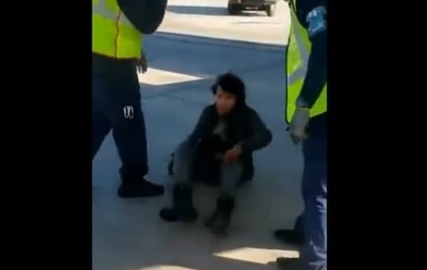 Gvatemalalik migrant AQShga samolyotning shassi qismida uchib keldi