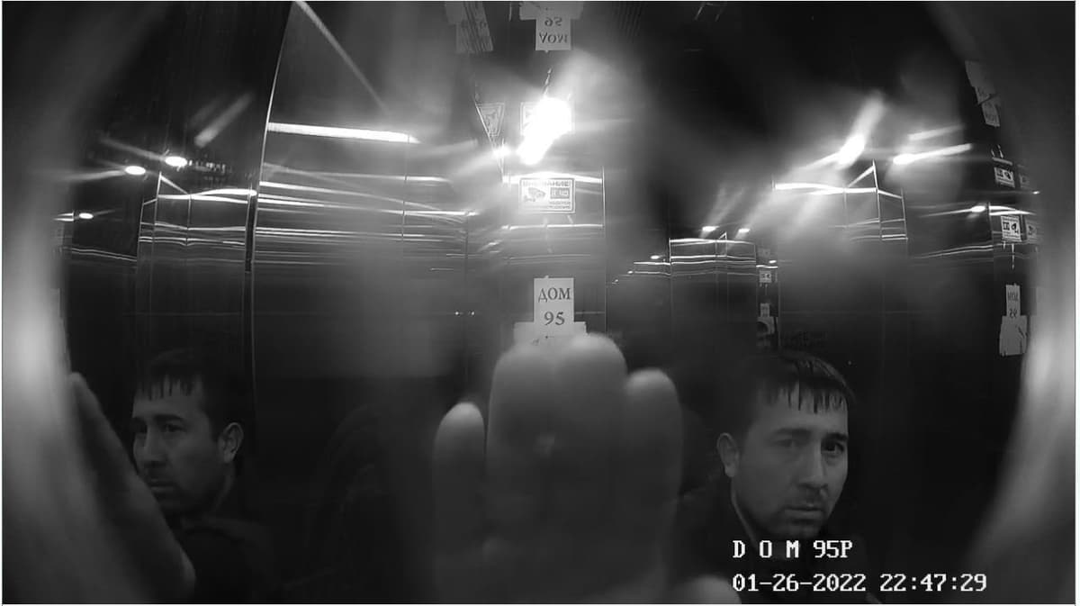Мужчину, повредившего камеру наблюдения в лифте, посадили на 15 суток