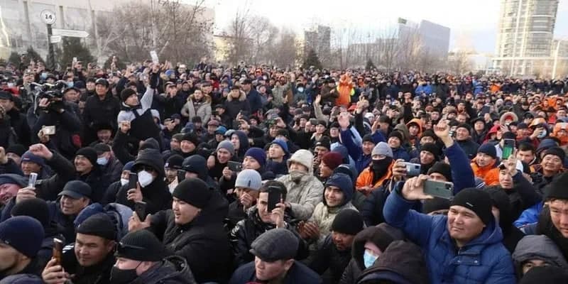 Qozog‘iston hukumati gaz narxini tushirishga rozi bo‘ldi. Aqtaudagi namoyishchilar prezident bilan uchrashuvni talab qilmoqda