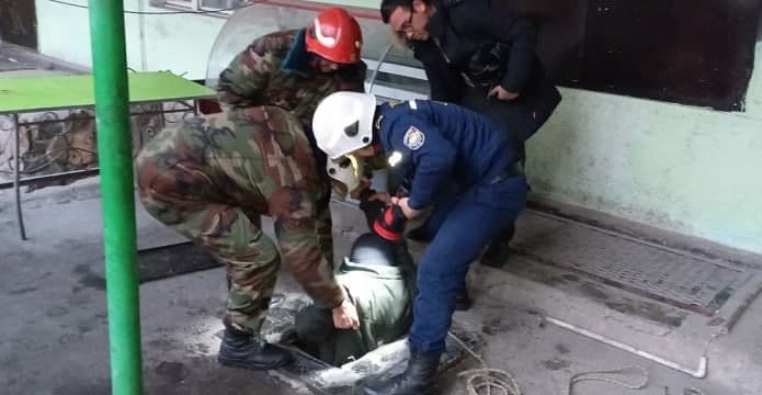В Ангрене спасатели вытащили из 16-метрового колодца мужчину с собакой 