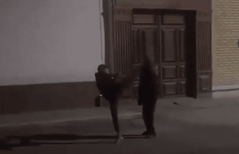 Samarqandlik tiktoker yoshi keksa odamning yuziga tepgani tasvirlangan videoni ijtimoiy tarmoqlarga joyladi