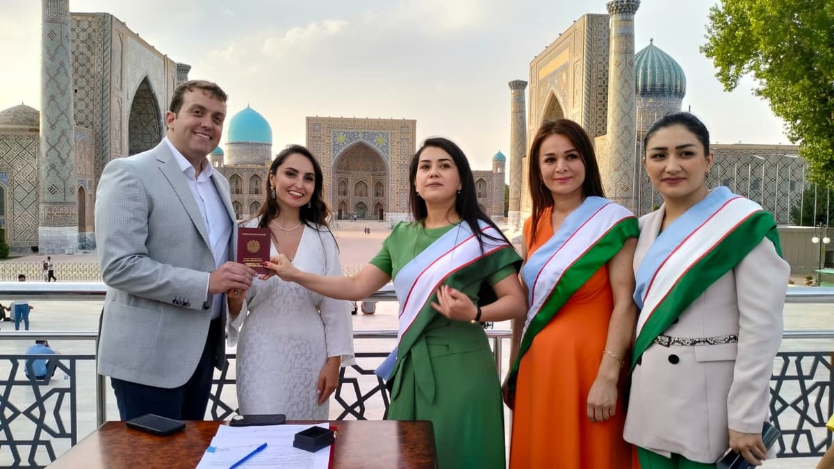 AQSh fuqarolari Samarqanddagi Registon maydoni oldida nikohdan o‘tishdi