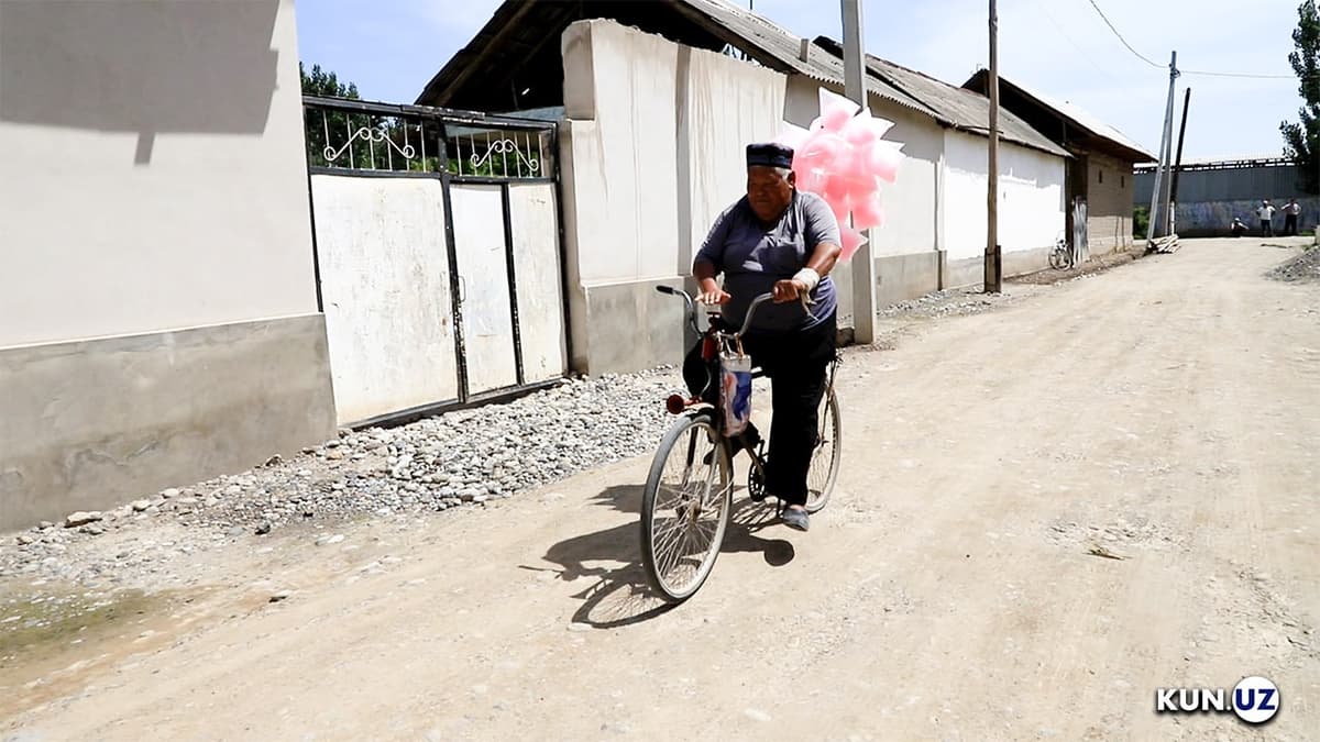 Andijonlik paxtaqand sotuvchi. U velosipedda kuniga 70 km yo‘l yuradi