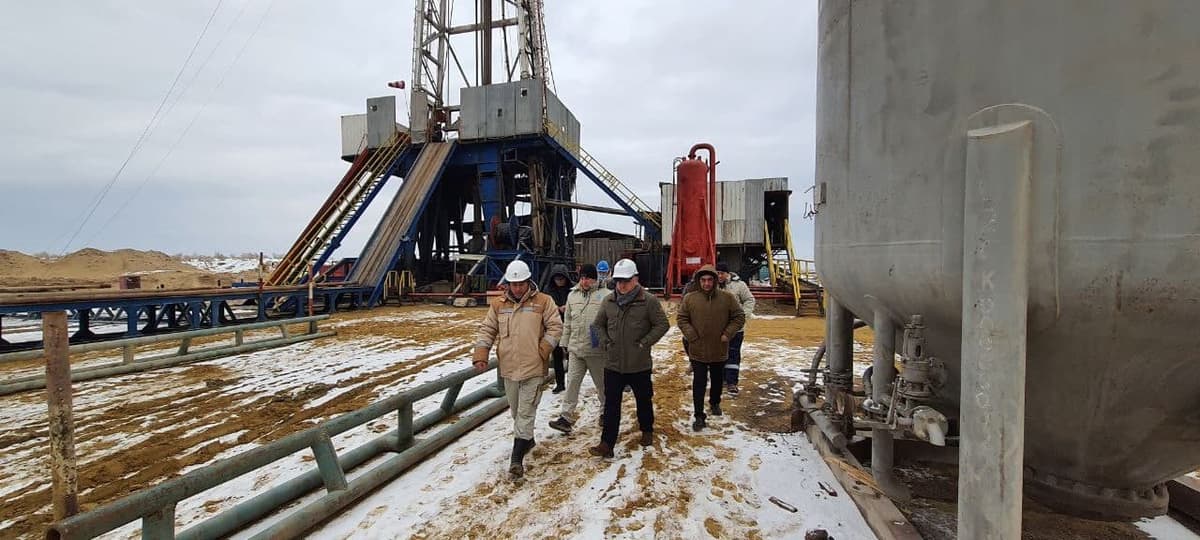 “Ўзбекнефтгаз”: Бошқарув раиси Устюртда “ERIELL” компанияси билан ҳамкорликда бажарилаётган қудуқлар бурғилаш ва қурилиш ишлари ҳолатини ўрганди