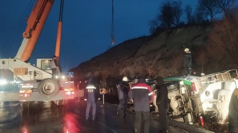 На перевале «Камчик» перевернулась бетономешалка