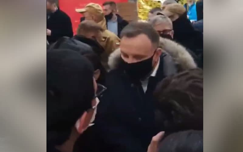 Polsha prezidenti O‘zbekiston fuqarolari bo‘lib turgan hududga kelib, ular bilan suhbatlashdi