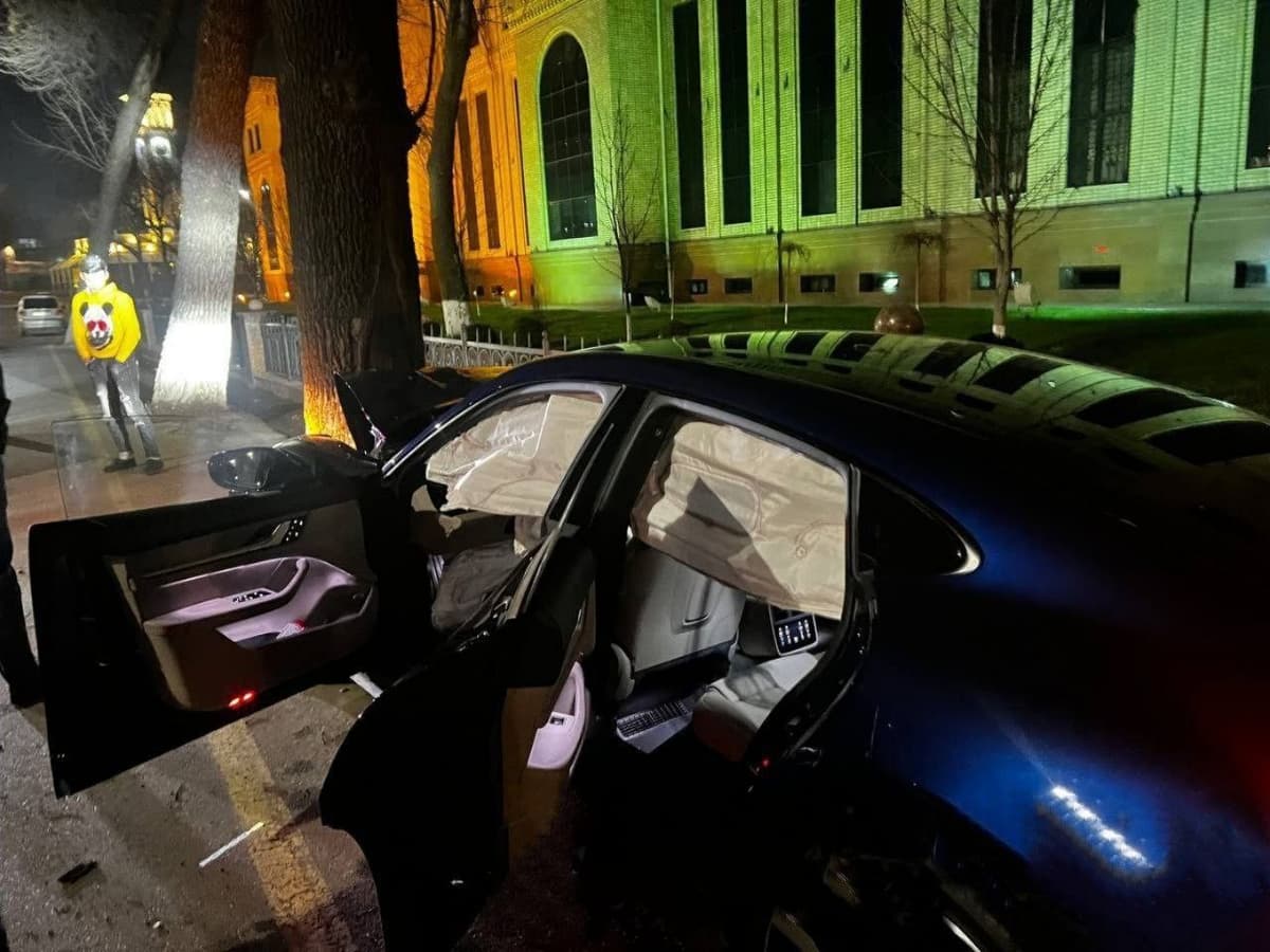 Drift qimmatga tushdi: "Skver"da Porshe YTHga uchradi